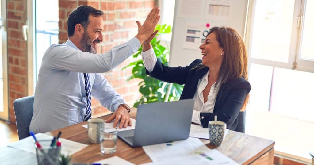Asesores profesionales celebrando los beneficios fiscales del régimen de entidades de reducida dimensión para PYMEs