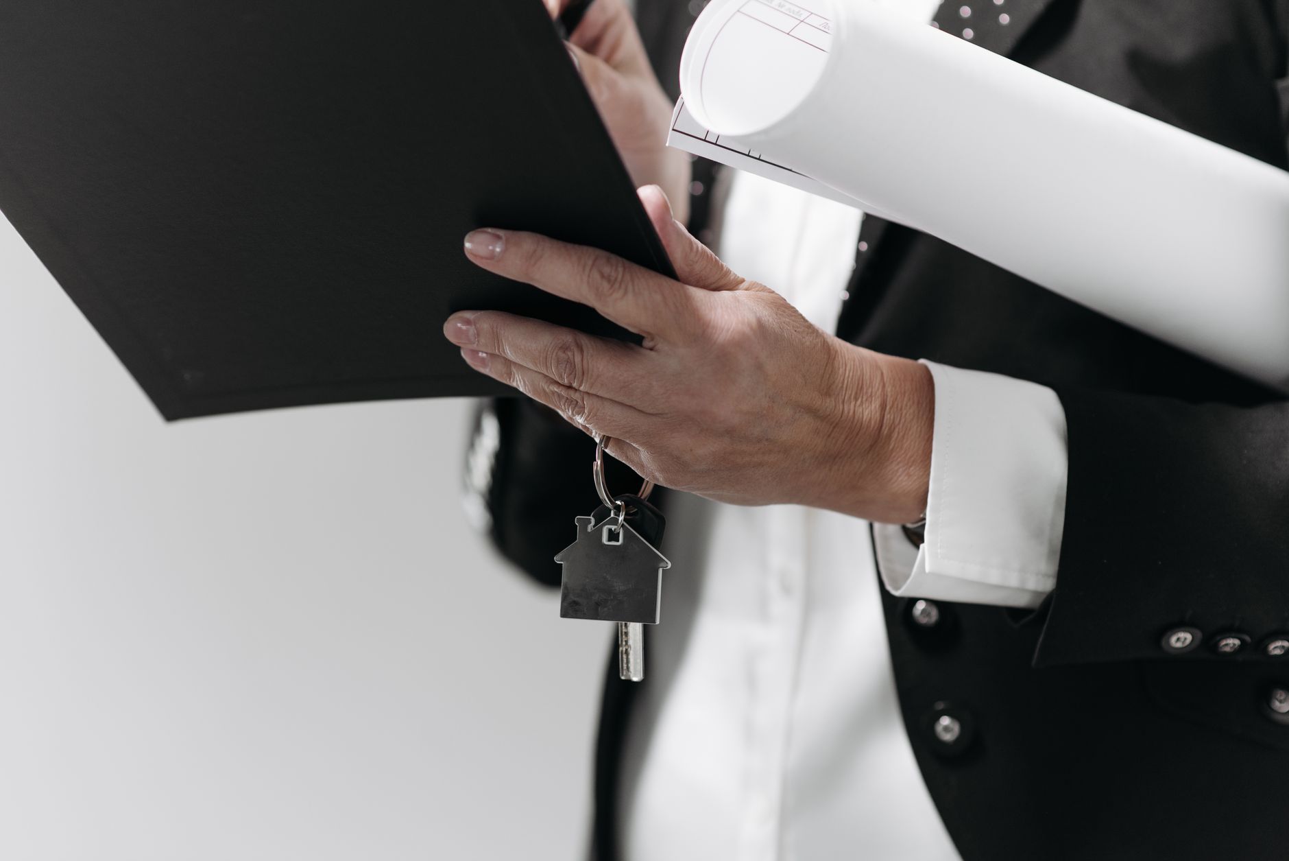 Profesional con la escritura de una vivienda y las llaves en la mano