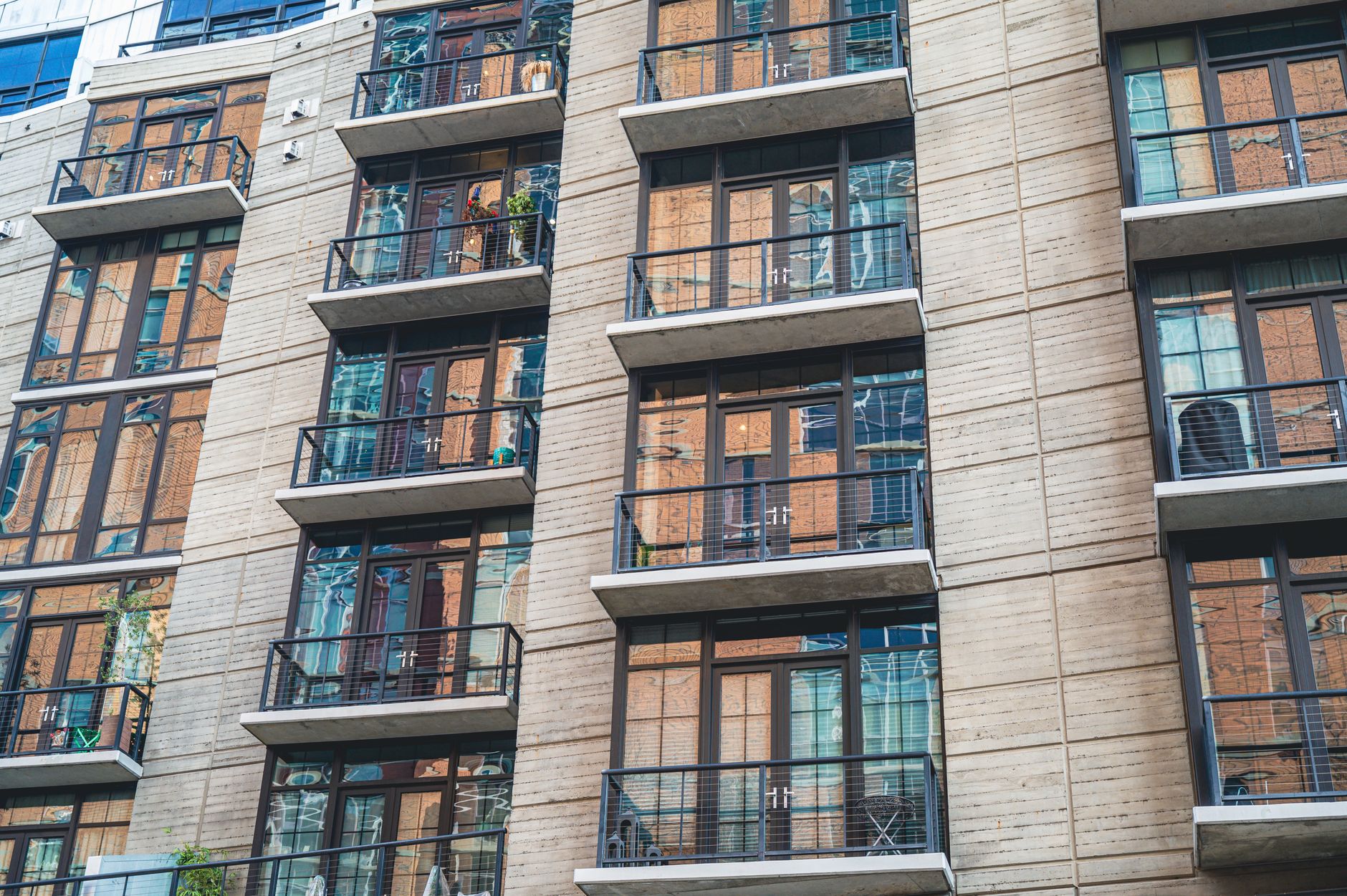 Fachada de un edificio de viviendas con balcones