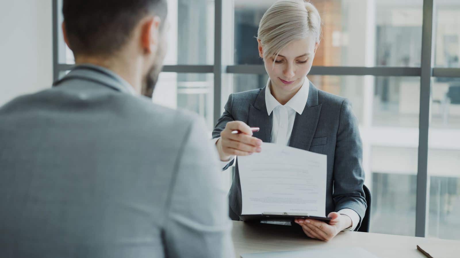 Responsable de personal revisando un documento con un trabajador